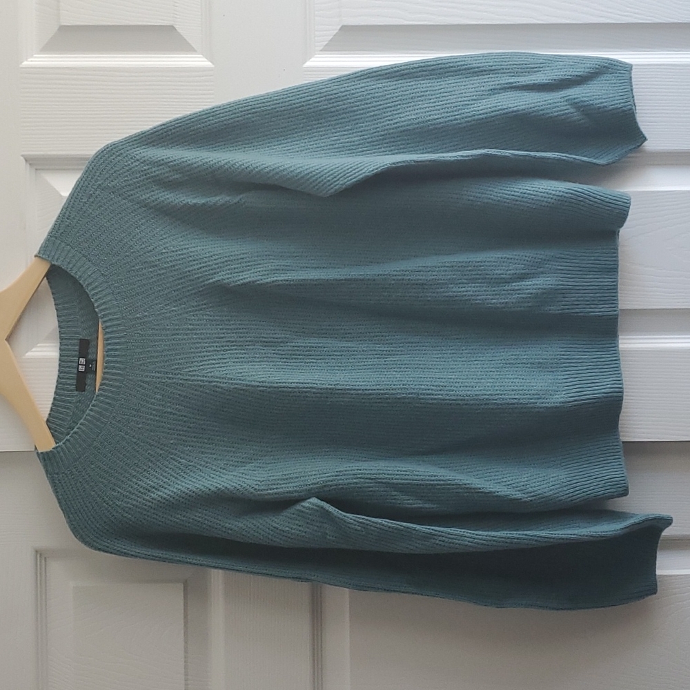 Turquoise Uniqlo sweater with long puff sleeves